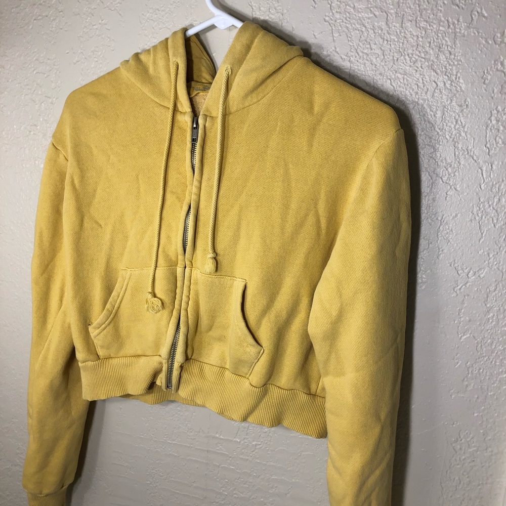Like new Brandy Melville zip up sweater.